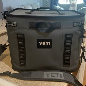 YETI Hopper Flip 12 Charcoal 11 L Soft Sided Cooler EUC 5 times in a year 🙂